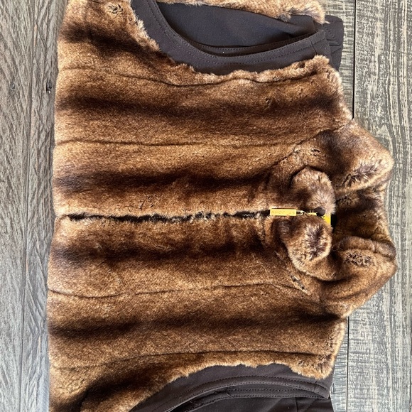 St. John faux fur vest size L large in brown GUC - Picture 10 of 12